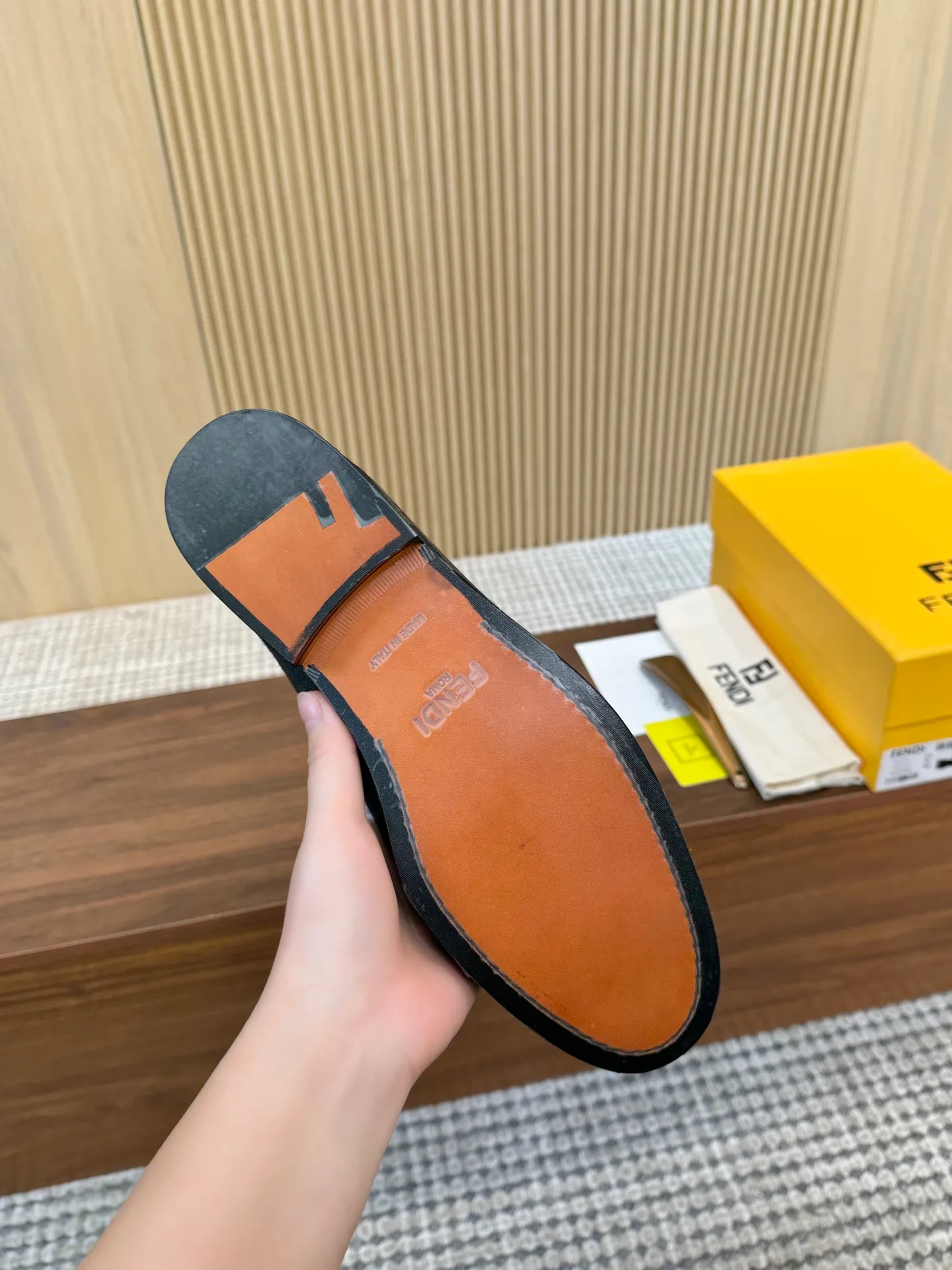[FENDI] Top P: 980💰 ▪️Size: Men's 39-44. (Customized at 38.45.46) Fendi men's business casual leather shoes Imported brand cloth/calfskin/open edge beads/brand logo printing -Inside: Comfortable cowhide lining -Outsole: Genuine leather outsole with rubber backing embedded in the heel, perfect injection molding -Ultra-high quality control·Fine workmanship: highlighted (high-end·luxury·grade)